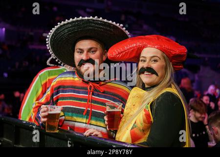 Les fans de DART en costume fantaisie lors de la soirée des fléchettes 2023 6 du PDC de Cazo Premier League au M&S Bank Arena, Liverpool, Royaume-Uni, 9th mars 2023 (photo de Bryan Phil/News Images) Banque D'Images