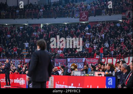 Pirée, Grèce. 09th mars 2023. Les supporters de l'Olympiacos Pirée s'amusent lors du match de l'Euroligue, Round 28, entre l'Olympiacos Pirée et le FC Bayern Munich, au stade de la paix et de l'amitié de 9 mars 2023, à Athènes, en Grèce. Crédit : Agence photo indépendante/Alamy Live News Banque D'Images