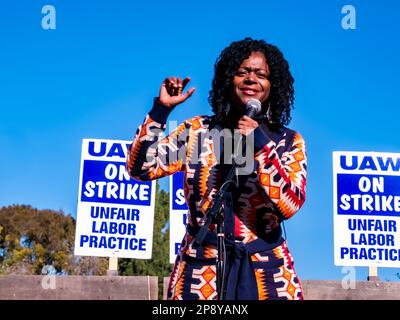 14 décembre 2023 - Lola Smallwood-Cuevas, sénateur de l'État de Californie pour le district 28, lors d'un rassemblement syndical de l'UAW à l'UCLA à Westwood, Los Angeles, Californie Banque D'Images