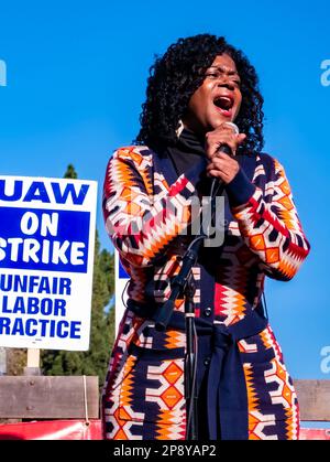 14 décembre 2023 - Lola Smallwood-Cuevas, sénateur de l'État de Californie pour le district 28, lors d'un rassemblement syndical de l'UAW à l'UCLA à Westwood, Los Angeles, Californie Banque D'Images