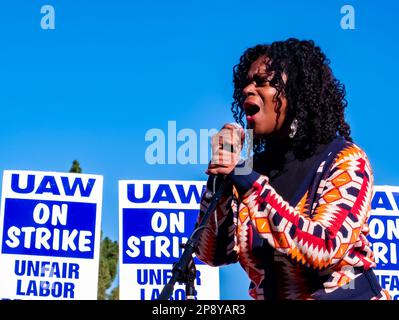 14 décembre 2023 - Lola Smallwood-Cuevas, sénateur de l'État de Californie pour le district 28, lors d'un rassemblement syndical de l'UAW à l'UCLA à Westwood, Los Angeles, Californie Banque D'Images