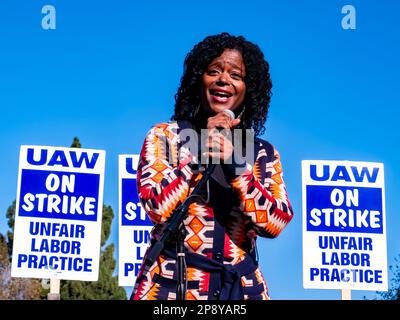 14 décembre 2023 - Lola Smallwood-Cuevas, sénateur de l'État de Californie pour le district 28, lors d'un rassemblement syndical de l'UAW à l'UCLA à Westwood, Los Angeles, Californie Banque D'Images