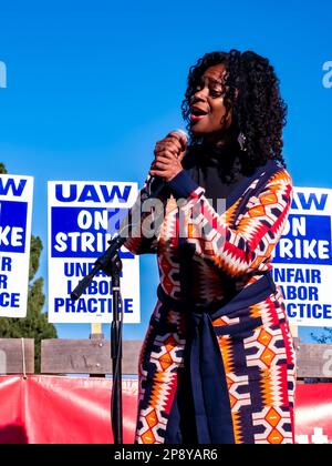 14 décembre 2023 - Lola Smallwood-Cuevas, sénateur de l'État de Californie pour le district 28, lors d'un rassemblement syndical de l'UAW à l'UCLA à Westwood, Los Angeles, Californie Banque D'Images