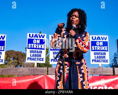 14 décembre 2023 - Lola Smallwood-Cuevas, sénateur de l'État de Californie pour le district 28, lors d'un rassemblement syndical de l'UAW à l'UCLA à Westwood, Los Angeles, Californie Banque D'Images