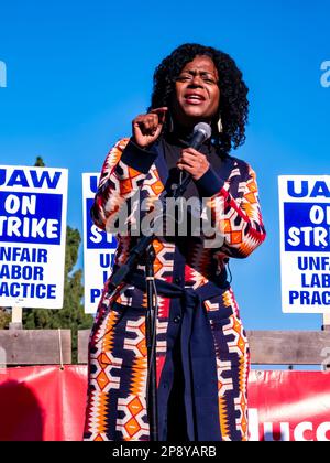 14 décembre 2023 - Lola Smallwood-Cuevas, sénateur de l'État de Californie pour le district 28, lors d'un rassemblement syndical de l'UAW à l'UCLA à Westwood, Los Angeles, Californie Banque D'Images