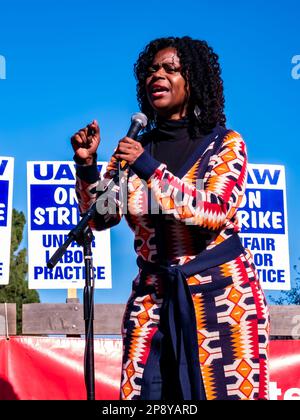 14 décembre 2023 - Lola Smallwood-Cuevas, sénateur de l'État de Californie pour le district 28, lors d'un rassemblement syndical de l'UAW à l'UCLA à Westwood, Los Angeles, Californie Banque D'Images