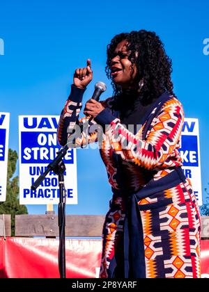 14 décembre 2023 - Lola Smallwood-Cuevas, sénateur de l'État de Californie pour le district 28, lors d'un rassemblement syndical de l'UAW à l'UCLA à Westwood, Los Angeles, Californie Banque D'Images