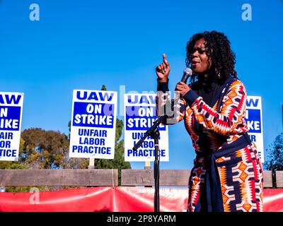 14 décembre 2023 - Lola Smallwood-Cuevas, sénateur de l'État de Californie pour le district 28, lors d'un rassemblement syndical de l'UAW à l'UCLA à Westwood, Los Angeles, Californie Banque D'Images