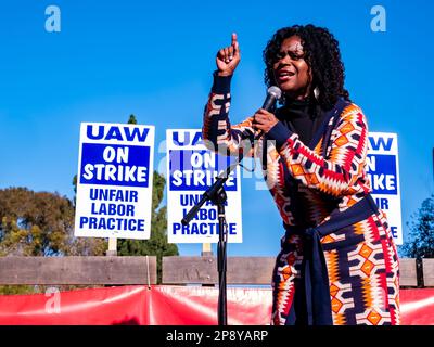 14 décembre 2023 - Lola Smallwood-Cuevas, sénateur de l'État de Californie pour le district 28, lors d'un rassemblement syndical de l'UAW à l'UCLA à Westwood, Los Angeles, Californie Banque D'Images