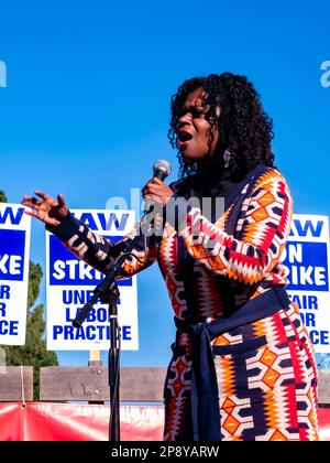 14 décembre 2023 - Lola Smallwood-Cuevas, sénateur de l'État de Californie pour le district 28, lors d'un rassemblement syndical de l'UAW à l'UCLA à Westwood, Los Angeles, Californie Banque D'Images