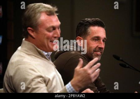 Santa Clara, États-Unis. 01st févr. 2023. John Lynch, directeur général de San Francisco 49ers, à gauche, et Kyle Shanahan entraîneur-chef lors d'une conférence de presse le 1 février 2023, à Santa Clara, en Californie. (Photo par Aric Crabb/Bay Area News Group/TNS/Sipa USA) crédit: SIPA USA/Alay Live News Banque D'Images