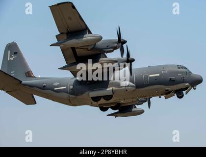 Une escadre des opérations spéciales de 353rd MC-130J Commando II prend son envol à la base aérienne royale thaïlandaise de Korat, Royaume de Thaïlande, au cours de l'exercice Cobra Gold 23, 9 mars 2023. Cobra Gold, qui en est maintenant à 42nd ans, est un événement de formation co-parrainé entre la Thaïlande et les États-Unis qui s'appuie sur l'amitié de longue date entre les deux nations alliées et qui rassemble une force multinationale robuste pour promouvoir la paix et la sécurité régionales en faveur d'une Indo-Pacifique libre et ouverte. (É.-U. Photo de la Force aérienne par le Sgt. Technique Soo C. Kim) Banque D'Images