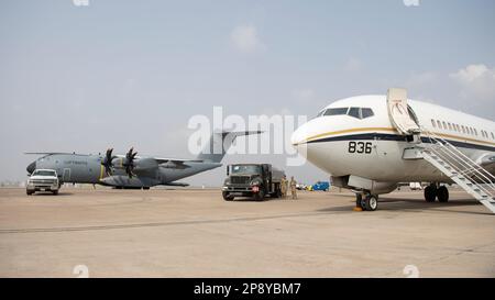 ÉTATS-UNIS Les aviateurs de pétrole, de pétrole et de lubrifiant de la Force aérienne affectés au 39th Logistics Readiness Squadron effectuent le ravitaillement en vol, tandis qu'un avion de transport militaire de la Force aérienne allemande A400M et un américain Avion logistique Clipper de la Marine C-40 en attente pour le transport de fret et de personnel à l'appui des opérations de secours du gouvernement turc 3 mars 2023, à la base aérienne d'Incirlik, Türkiye. Les organisations militaires américaines travaillent avec des collègues interagences pour exploiter les capacités uniques disponibles pour aider les personnes touchées par les tremblements de terre. Le rôle de l’armée américaine au cours de ces missions de secours Banque D'Images