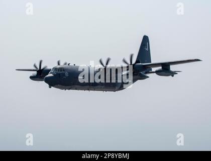 Une escadre des opérations spéciales de 353rd MC-130J Commando II survole le ciel du Royaume de Thaïlande au cours de l'exercice Cobra Gold 23, 6 mars 2023. Cobra Gold, qui en est maintenant à 42nd ans, est un événement de formation co-parrainé par la Thaïlande et les États-Unis qui s'appuie sur l'amitié de longue date entre les deux nations alliées et qui rassemble une force multinationale robuste pour promouvoir la paix et la sécurité régionales en faveur d'une Indo-Pacifique libre et ouverte. (É.-U. Photo de la Force aérienne par le Sgt. Technique Soo C. Kim) Banque D'Images