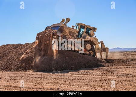 Les soldats de la 1135th Engineer Company, de la Garde nationale du Missouri, ont finalisé leur entraînement avec la Force opérationnelle Thunder, 3rd Bataillon, 410th Régiment, 5th Brigade blindée en construisant un obstacle de fossé anti-char au complexe de la chaîne McGregor, Nouveau-Mexique 4 mars. Les soldats et les dirigeants ont travaillé ensemble pour maîtriser leurs machines et techniques d'ingénierie afin d'accomplir la mission d'entraînement. Les répétitions d'équipes, de peloton, d'entreprises et de groupes de travail sont la clé du succès en fournissant une compréhension commune de l'opération du niveau le plus bas au plus haut et en clarifiant les temps, les méthodes, les termes et le reportage Banque D'Images