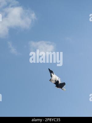 ÉTATS-UNIS Joshua Gunderson, commandant de la Force aérienne, pilote de démonstration du F-22 Raptor, met en évidence les capacités du F-22 lors du salon international de l'aéronautique et de l'aérospatiale et de la défense australien 2023, AVALON 23, à l'aéroport international d'Avalon, à 1 mars 2023. AVALON 23 est le premier salon aéronautique et commercial de l'aéronautique en Australie. Il est l'occasion d'approfondir nos relations avec l'Australie et d'améliorer la sécurité régionale grâce à une coopération militaire élargie avec les pays de la région. Le F-22 est une combinaison de furtivité, de SuperCruise, de manœuvrabilité et d'avionique intégrée, couplée avec WIT Banque D'Images