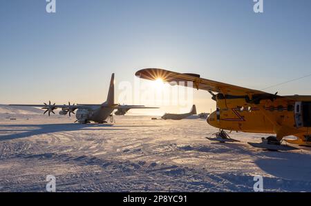 Un LC-130 Hercules de l’escadre de transport aérien 109th et un CC-138 Twin Otter du 440 Escadron de transport, parc des Forces armées royales canadiennes à Resolute Bay, Nunavut, Canada 8 mars 2023. Les avions sont utilisés pour transporter du personnel et du fret à l'appui de Guerrier Nordique 2023, un exercice de force commune qui se concentre sur la capacité de combat et la létalité dans les températures figées. (É.-U. Photo de la Garde nationale aérienne par le sergent d'état-major Madison Scaringe) Banque D'Images