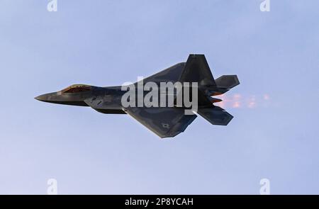 ÉTATS-UNIS Le capitaine de la Force aérienne Samuel “Razz” Larson, commandant et pilote de l'équipe de démonstration F-22 Raptor, vole un F-22 Raptor lors d'un vol d'entraînement à la base conjointe Langley-Eustis, en Virginie, le 10 février 2023. Larson a plus de 750 heures d'expérience en volant du F-22 Raptor et a été sélectionné dans le cadre de l'équipe de démonstration du F-22 Raptor pour ses performances, capacités et compétences exceptionnelles en tant que pilote de chasse. (É.-U. Photo de la Force aérienne par Airman 1st classe Mikaela Smith) Banque D'Images