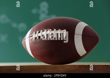 Ballon de football américain contre jeu flou Banque D'Images