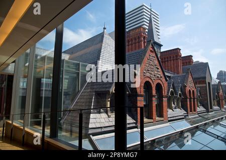 Vue par la fenêtre - Cityscape avec une architecture ancienne et moderne Banque D'Images