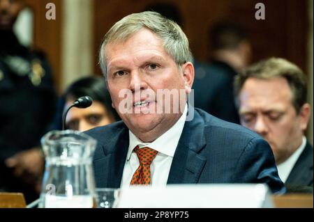 Washington, États-Unis. 09th mars 2023. Alan Shaw, président et chef de la direction de Norfolk Southern Corporation, prenant la parole lors d'une audience du Comité sénatorial de l'environnement et des travaux publics au Capitole des États-Unis. Crédit : SOPA Images Limited/Alamy Live News Banque D'Images