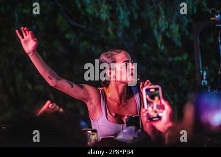 Zoe Gotusso chantant parmi son auditoire lors d'un concert à Buenos Aires, en Argentine Banque D'Images