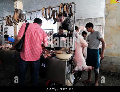 Un vendeur traditionnel de saucisses de cheval d'Asie centrale ( Qazi ) au marché haut en couleur de boucher dans le bazar de Chorsu à Tachkent, en Ouzbékistan. Banque D'Images