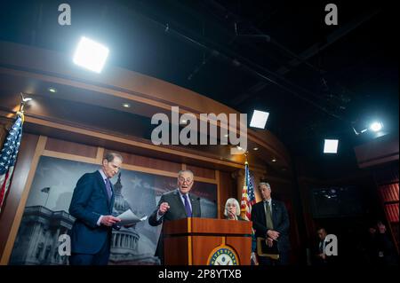 Le leader de la majorité au Sénat des États-Unis, Chuck Schumer (démocrate de New York), deuxième de gauche, est rejoint par le sénateur américain Ron Wyden (démocrate de l’Oregon), à gauche, le sénateur américain Patty Murray (démocrate de Washington), deuxième de droite, Et le sénateur américain Sheldon Whitehouse (démocrate du Rhode Island), à droite, tout en offrant des remarques sur le budget lors d'une conférence de presse au Capitole des États-Unis à Washington, DC, jeudi, 9 mars 2023. Crédit : Rod Lamkey/CNP/MediaPunch Banque D'Images