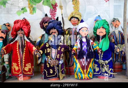 Marionnettes traditionnelles ouzbèkes exposées à Boukhara, Ouzbékistan. Banque D'Images