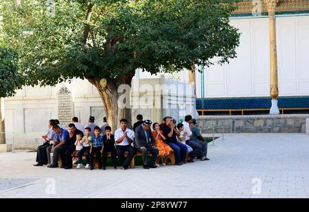 Pèlerins ouzbèkes visitant le tombeau de Naqshband du Shah-i, dans la banlieue de Boukhara, en Ouzbékistan. Banque D'Images