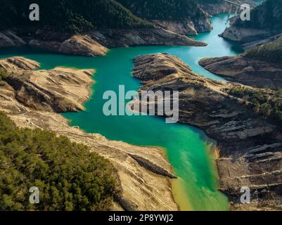 Vue aérienne du réservoir de Llosa del Cavall avec un niveau d'eau très bas dû à la sécheresse de 2022-23 (Solsonès, Lleida, Catalogne, Espagne) Banque D'Images