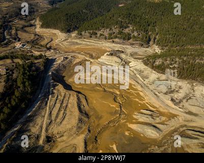 Vue aérienne du réservoir de Llosa del Cavall avec un niveau d'eau très bas dû à la sécheresse de 2022-23 (Solsonès, Lleida, Catalogne, Espagne) Banque D'Images