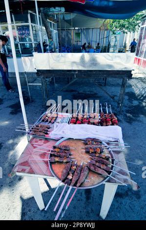 Un vendeur de shashlik / kebab grill ses brochettes dans un marché extérieur à Boukhara, Ouzbékistan. Banque D'Images