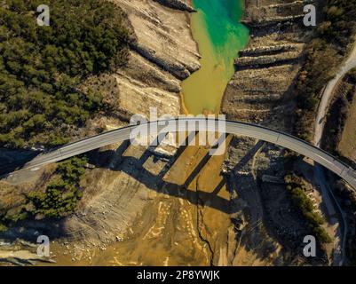 Vue aérienne du réservoir de Llosa del Cavall avec un niveau d'eau très bas dû à la sécheresse de 2022-23 (Solsonès, Lleida, Catalogne, Espagne) Banque D'Images