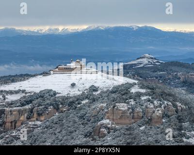 Vue aérienne des sommets enneigés de Montcau et de la Mola (avec le monastère de Sant Llorenç del Munt) le 02-27-2023. En arrière-plan, les Pyrénées Banque D'Images