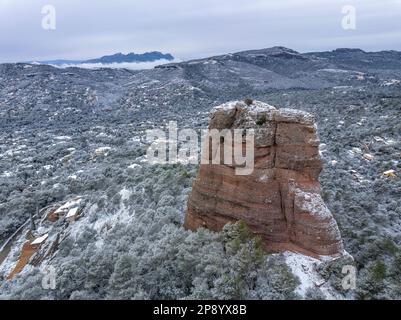 Vue aérienne de la cavall bernat enneigée du rocher de Matadepera, à la Mola, après une chute de neige en 02-27-2023. En arrière-plan, Montserrat, Catalogne, Espagne Banque D'Images