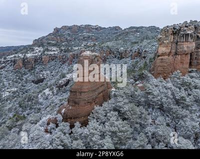 Vue aérienne de la montagne enneigée de la Mola et du rocher de Cavall Bernat de Matadepera après la chute de neige de 02-27-2023 (Matadepera, Catalogne, Espagne) Banque D'Images