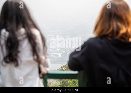 Thaïlande. 09th mars 2023. Touristes vus au milieu d'une couverture dense de smog à Chiang Mai. Le jeudi 09 mars 2023, Chiang Mai était encore inscrit comme le pire du monde, sur IQAir - un partenaire technologique du Programme des Nations Unies pour l'environnement. Le classement d'IQAir sur la pollution urbaine compare 95 villes mondiales à des données mesurées de PM2,5. Crédit : SOPA Images Limited/Alamy Live News Banque D'Images