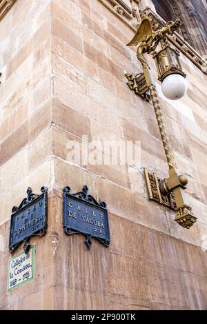 Mexico, Palacio de Correos de Mexico, Palais postal de Mexico, style néo-plateresque, lampe de fixation en fer dragon, rue Calle de Tacuba, sorties Banque D'Images