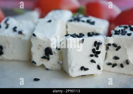 cubes de feta grecs aux herbes et épices, Banque D'Images