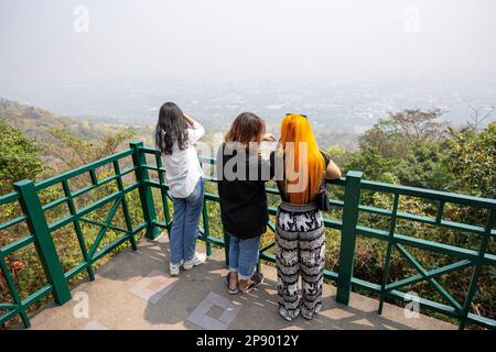 Thaïlande. 09th mars 2023. Touristes vus au milieu d'une couverture dense de smog à Chiang Mai. Le jeudi 09 mars 2023, Chiang Mai était encore inscrit comme le pire du monde, sur IQAir - un partenaire technologique du Programme des Nations Unies pour l'environnement. Le classement d'IQAir sur la pollution urbaine compare 95 villes mondiales à des données mesurées de PM2,5. (Photo de Pongmanat Tasiri/SOPA Images/Sipa USA) crédit: SIPA USA/Alay Live News Banque D'Images