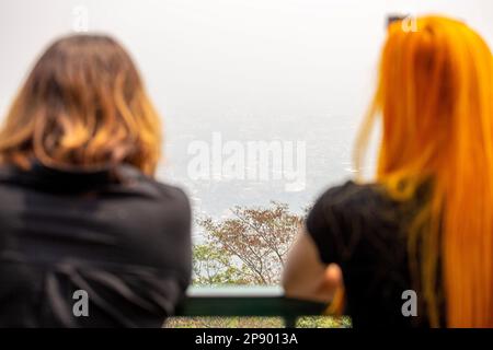 Thaïlande. 09th mars 2023. Touristes vus au milieu d'une couverture dense de smog à Chiang Mai. Le jeudi 09 mars 2023, Chiang Mai était encore inscrit comme le pire du monde, sur IQAir - un partenaire technologique du Programme des Nations Unies pour l'environnement. Le classement d'IQAir sur la pollution urbaine compare 95 villes mondiales à des données mesurées de PM2,5. (Photo de Pongmanat Tasiri/SOPA Images/Sipa USA) crédit: SIPA USA/Alay Live News Banque D'Images