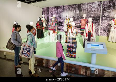 Mexico, Museo de Arte Popular, Musée d'art populaire, robes traditionnelles régionales, regardant la femme femmes femme femme, adultes, résidents frie Banque D'Images