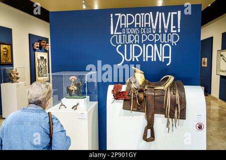 Mexico, Coyoacan Museum of Popular Culture, Museo de Cultura Popular, Emiliano Zapata folk art, regardant la femme femme femme femme, adultes, resid Banque D'Images