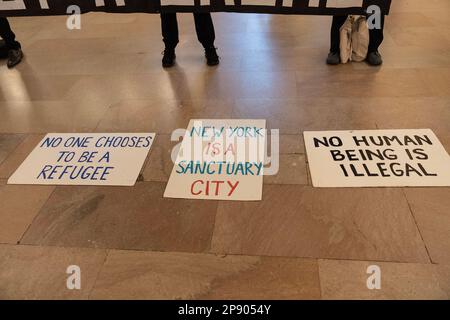 New York, États-Unis. 09th mars 2023. Les membres du mouvement Rise and Resist se rassemblent au Grand Central terminal de New York contre le titre 42 utilisé pour priver les demandeurs d'asile de leurs droits. (Photo de Lev Radin/Pacific Press) Credit: Pacific Press Media production Corp./Alay Live News Banque D'Images