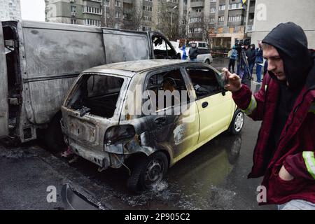 Kiev, Ukraine. 09th mars 2023. Un homme passe devant des voitures détruites après une attaque de missile. Les troupes russes ont lancé une attaque massive de missiles sur des infrastructures essentielles, tirant 81 missiles sur différentes bases. On prétend que sur 48 missiles de croisière KH-101/KH-555 lancés par les Russes, les forces de défense aérienne Caliber d'Ukraine ont détruit 34.la Russie a envahi l'Ukraine le 24 février 2022, déclenchant la plus grande attaque militaire en Europe depuis la Seconde Guerre mondiale Crédit : SOPA Images Limited/Alamy Live News Banque D'Images