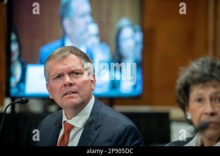 Washington, États-Unis. 09th mars 2023. Alan Shaw, président et chef de la direction de Norfolk Southern Corporation, comparaît devant un comité sénatorial de l'environnement et des travaux publics pour examiner la protection de la santé publique et de l'environnement à la suite du déraillement du train Norfolk Southern et du rejet de produits chimiques dans l'est de la Palestine, Ohio, Dans le bureau du Sénat Dirksen à Washington, DC, Etats-Unis, jeudi, 9 mars, 2023. Photo de Rod Lamkey/CNP/ABACAPRESS.COM crédit: Abaca Press/Alay Live News Banque D'Images