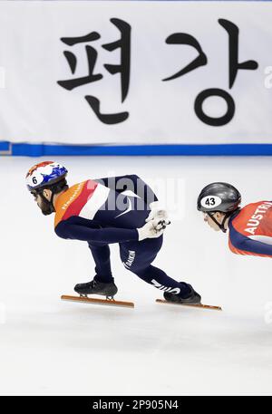 Séoul, Corée du Sud. 10/03/2023, Sjinkie Knegt (l) en action pendant les 1 000 mètres de course lors des Championnats du monde de course courte en Corée du Sud. ANP IRIS VANDEN BROEK Banque D'Images