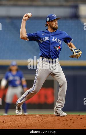 Les Blue Jays de Toronto démarrant le pichet Casey Lawrence (62) se lance en premier lors d'une tentative de pickoff lors d'un match d'entraînement de printemps de la MLB contre la baie de Tampa Banque D'Images