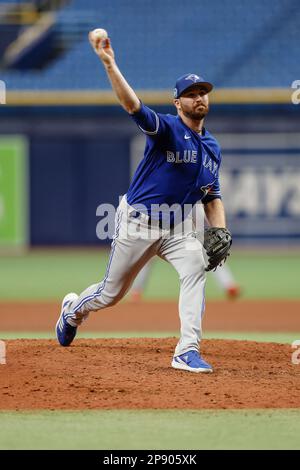 Le pichet de secours des Blue Jays de Toronto Nate Pearson (24) délivre un terrain lors d'un match d'entraînement de printemps de la MLB contre les Tampa Bay Rays au Tropicana Field. Banque D'Images